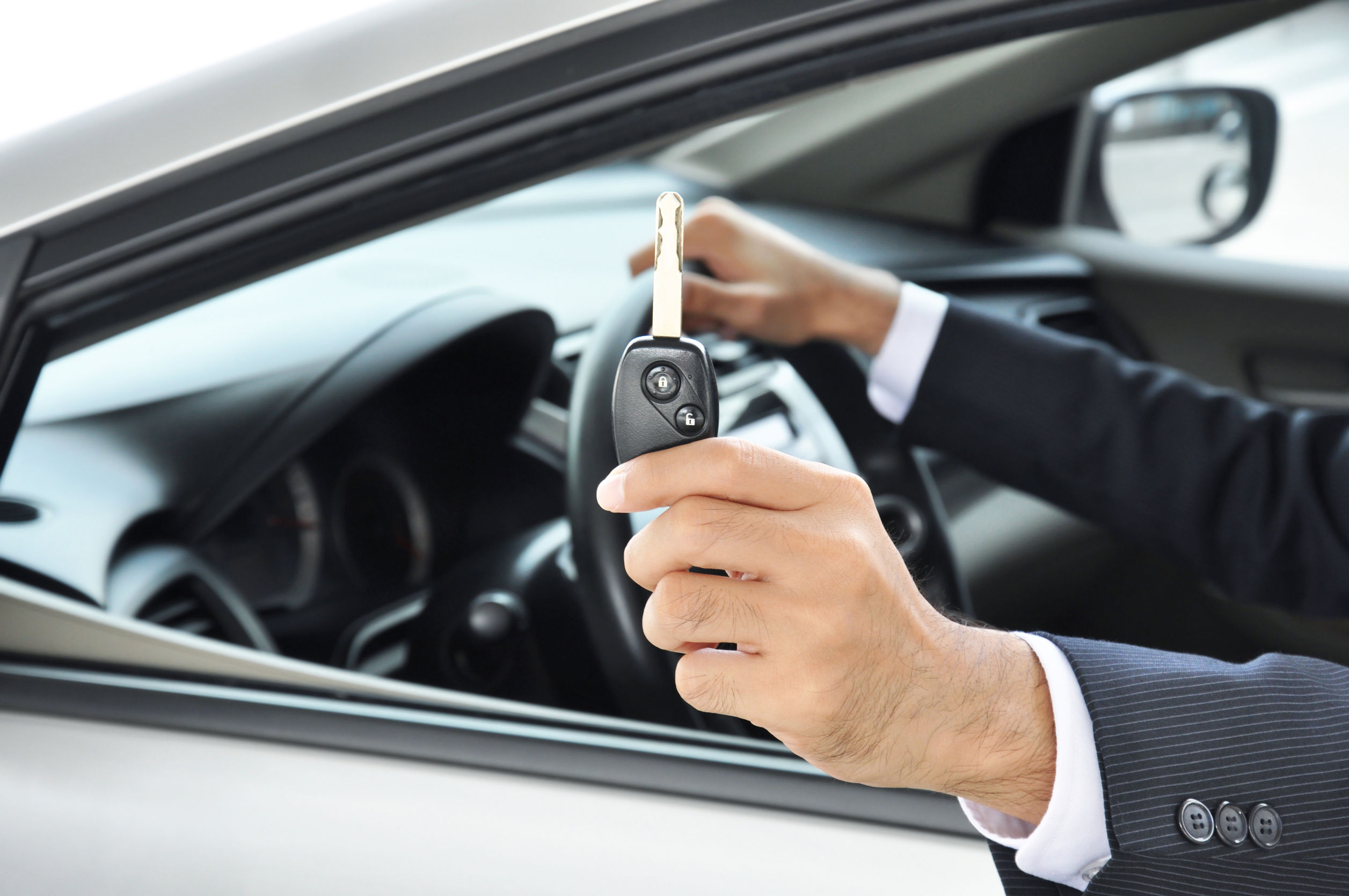 hand-holding-car-key